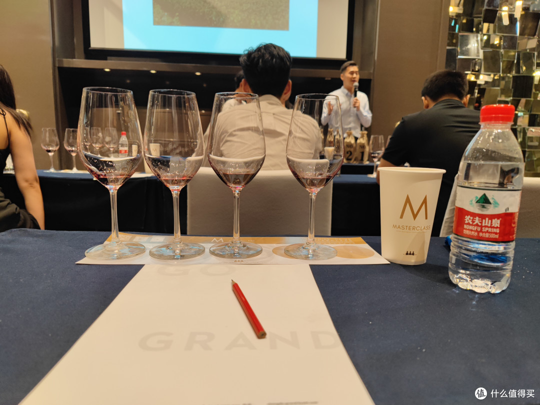 体验不是很好，4瓶酒40个人分😡