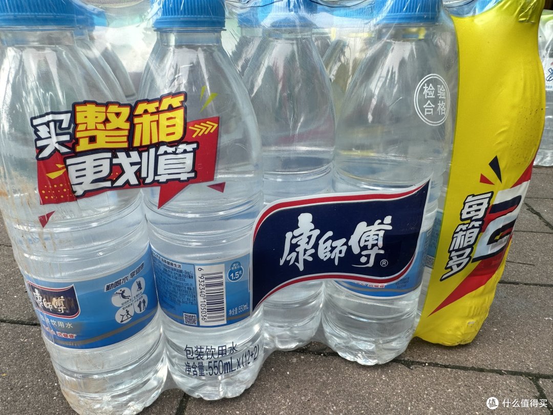 夏日炎炎，喝上一瓶清凉解渴，畅享夏天！