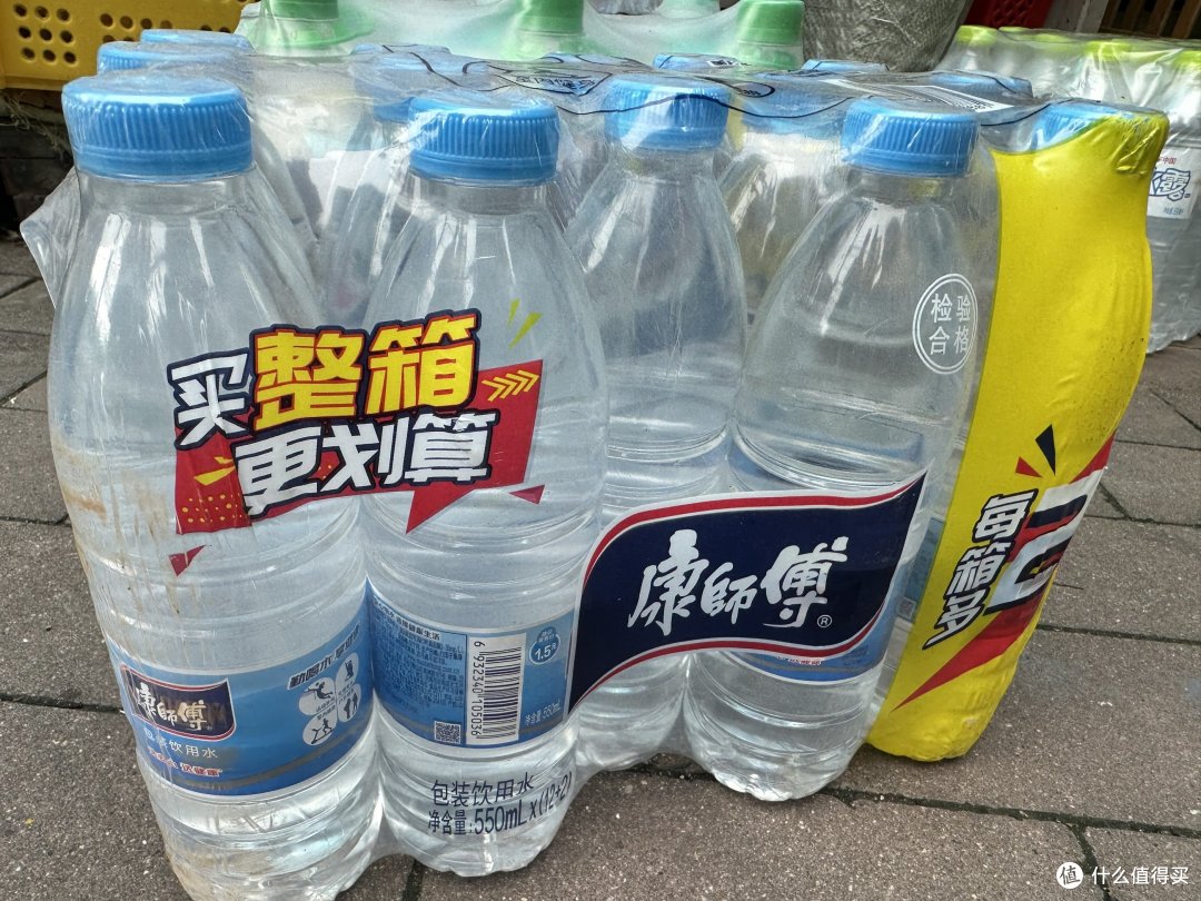 夏日炎炎，喝上一瓶清凉解渴，畅享夏天！