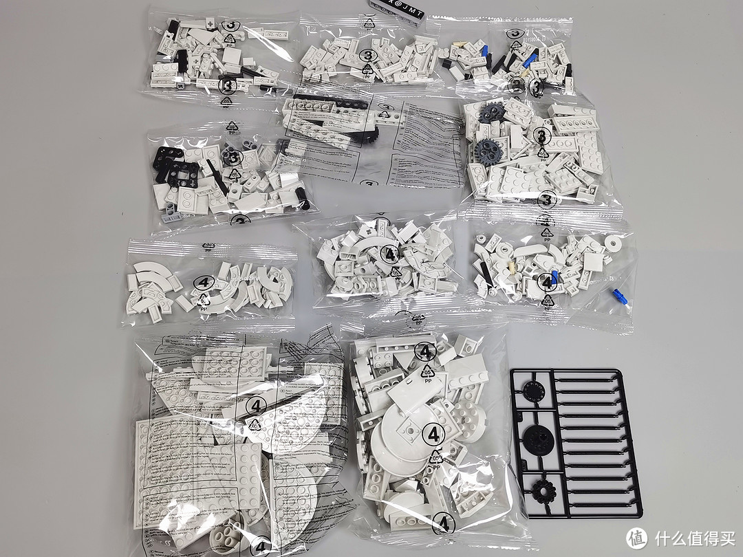 1130型近防炮:最大火力为11000发/分钟,一次能锁定40多个目标