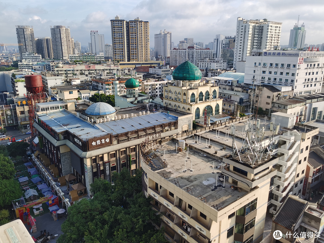 这家酒店真的很棒，能看到南宁三街两巷的全景，还能看到日出