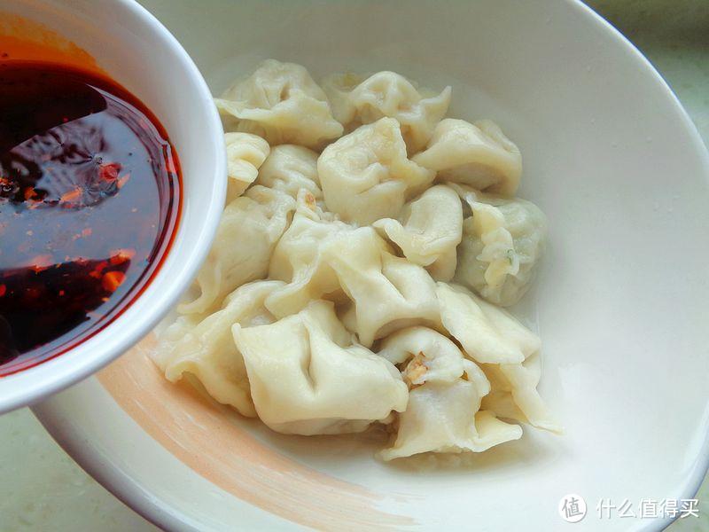 速冻饺子要想吃出好味道，拌一拌，劲道又开胃，比麻辣拌都好吃