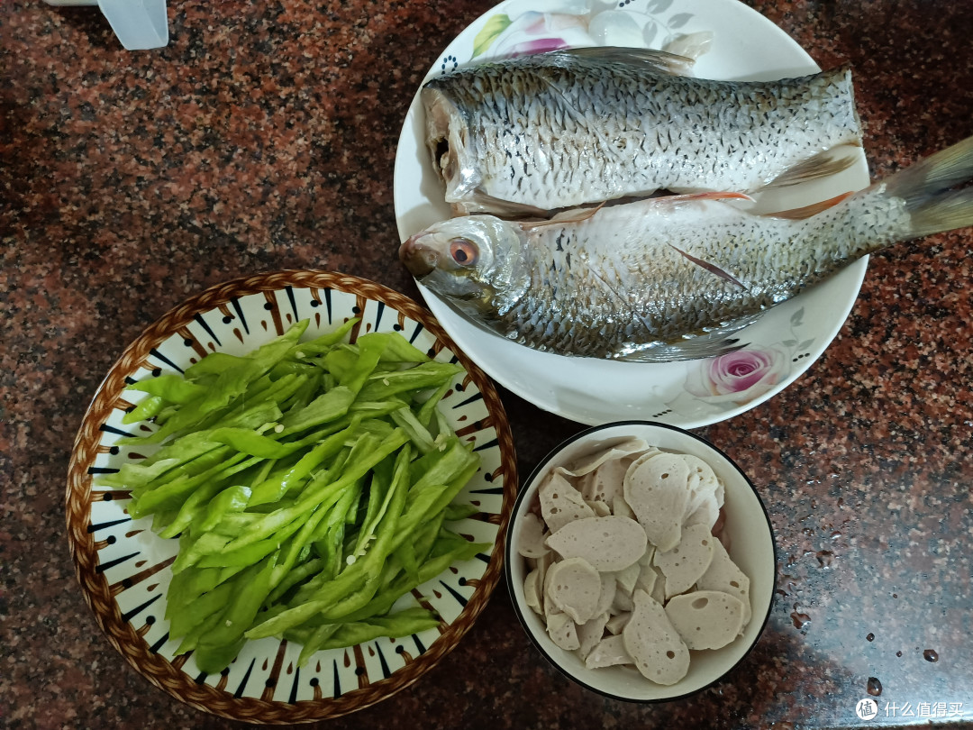 简单的鱼汤，然后再加肉丸炒青椒