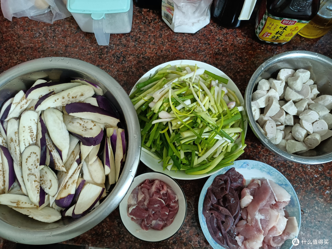 葱，茄子，肉丸煲猪肉汤