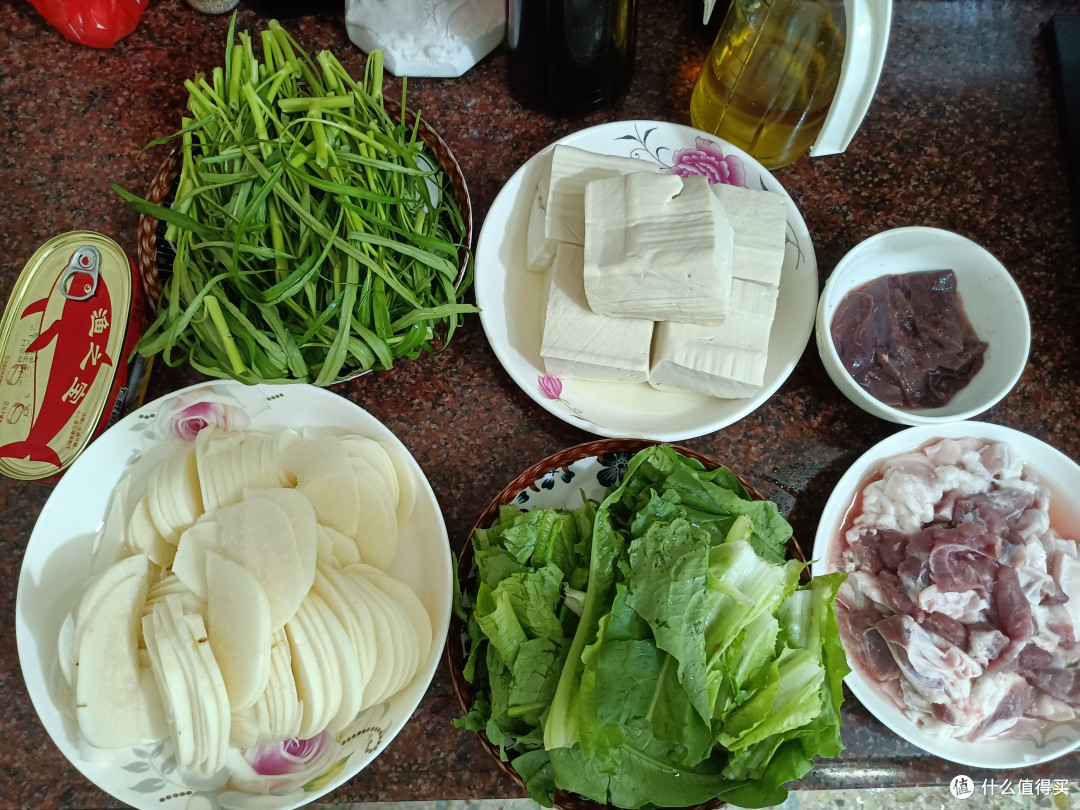空心菜，猪肉汤，再加煎豆腐，还有炒白白的