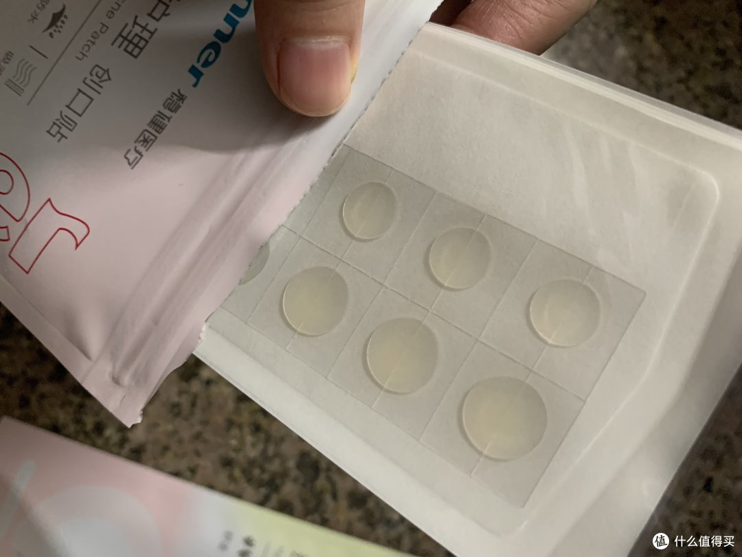 女孩子,总是需要痘痘贴的