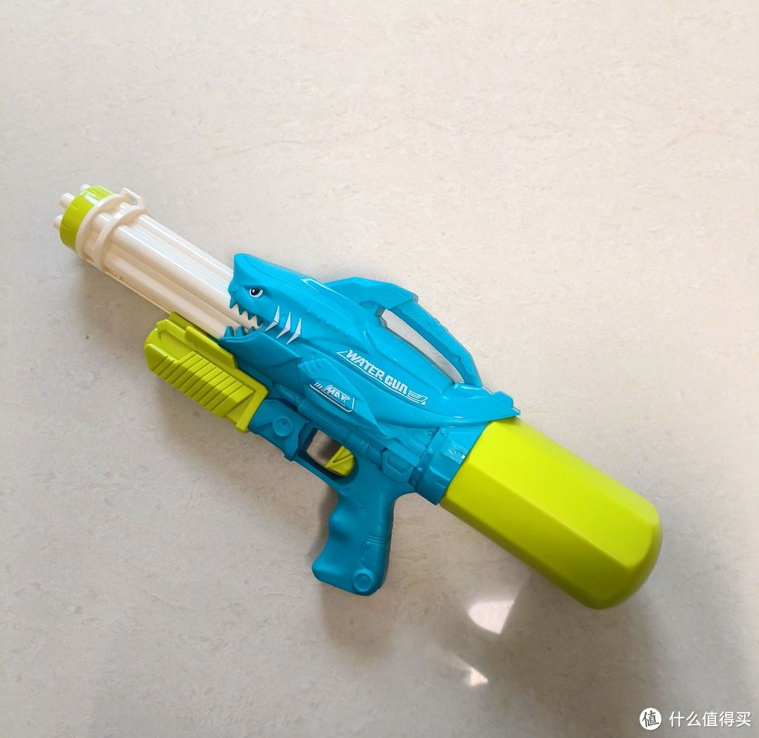 夏天的快乐在泳池里,选把水枪打水仗吧