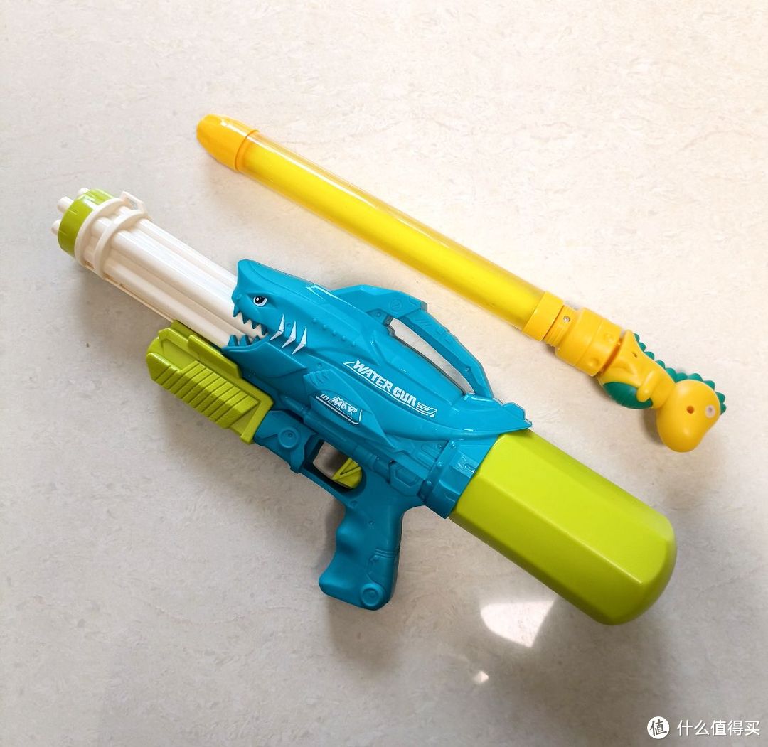 夏天的快乐在泳池里,选把水枪打水仗吧
