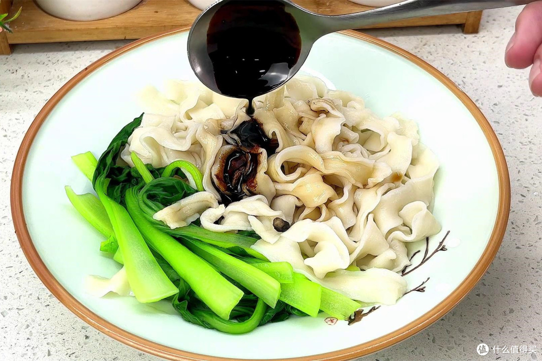 陕西老师教的油泼面,调味料有比例,爱吃面的照着做,简单好吃