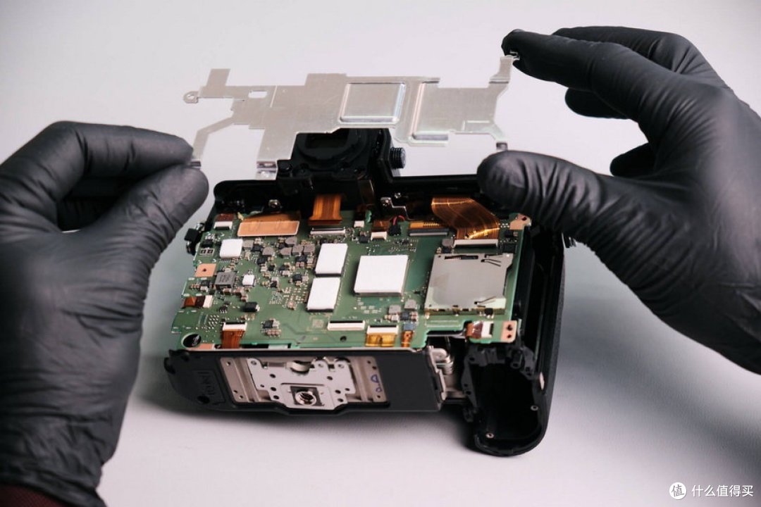 Kolarivision拆解，处理器与SD卡槽共用一块铝合金散热片