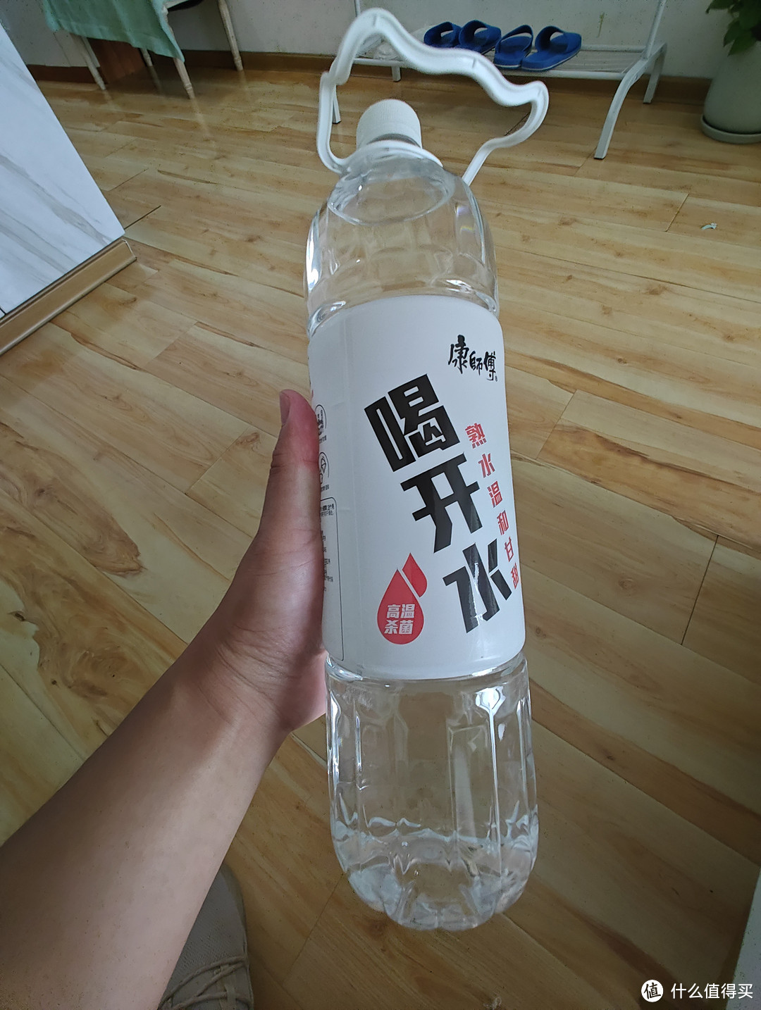 康师傅喝开水，夏日饮水更健康！无论是开会、开麦还是日常生活中，我都不离开它