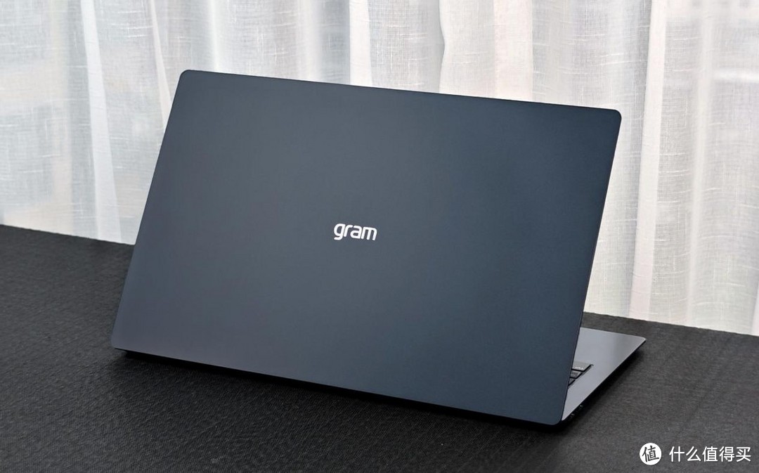 LG gram SuperSlim OLED超轻薄商务本测评：990g极致纤薄，出行无负担！