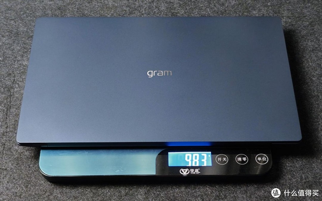 LG gram SuperSlim OLED超轻薄商务本测评：990g极致纤薄，出行无负担！