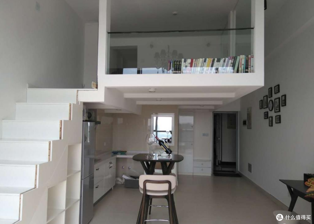 46平loft跃层复式公寓,卧室在半空,楼梯都是收纳柜组成