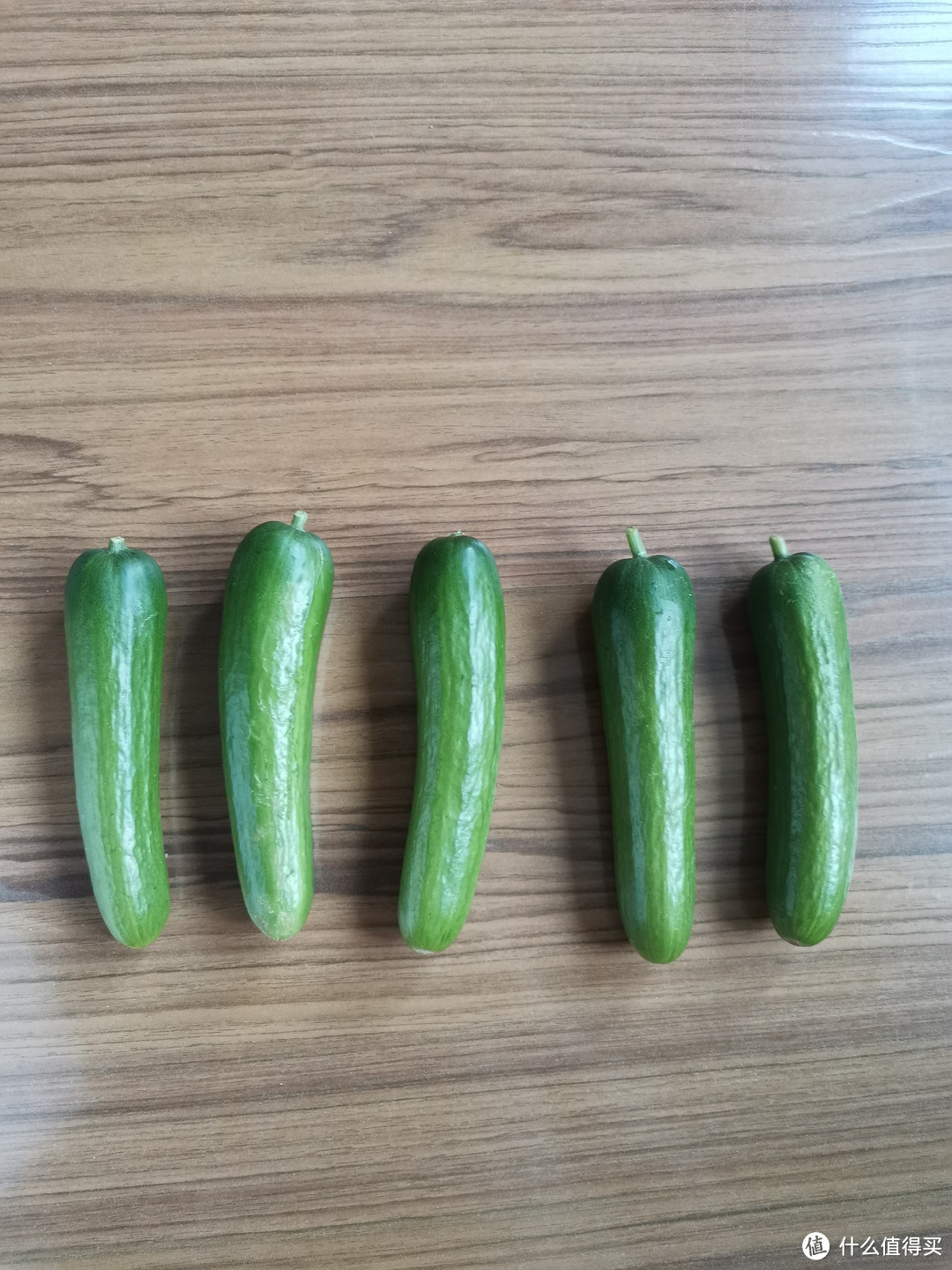 夏日解暑蔬果：绿行者9.9元5斤装水果黄瓜开箱分享