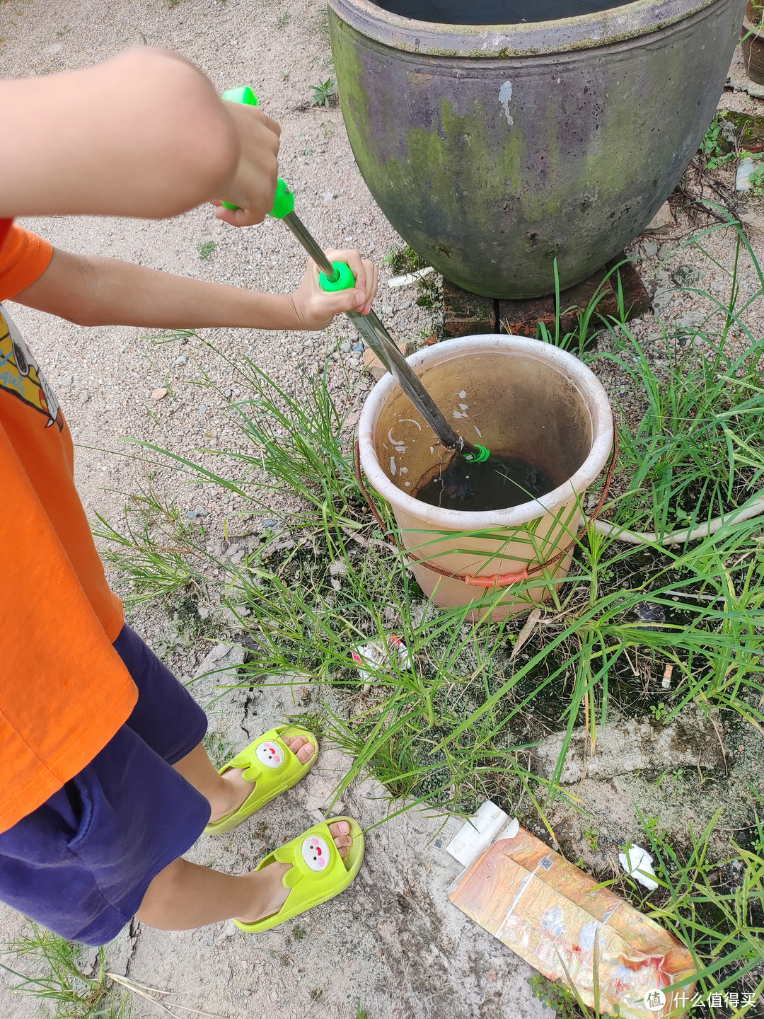 老家浇花喷水的喷水枪，给小孩玩很有兴趣。