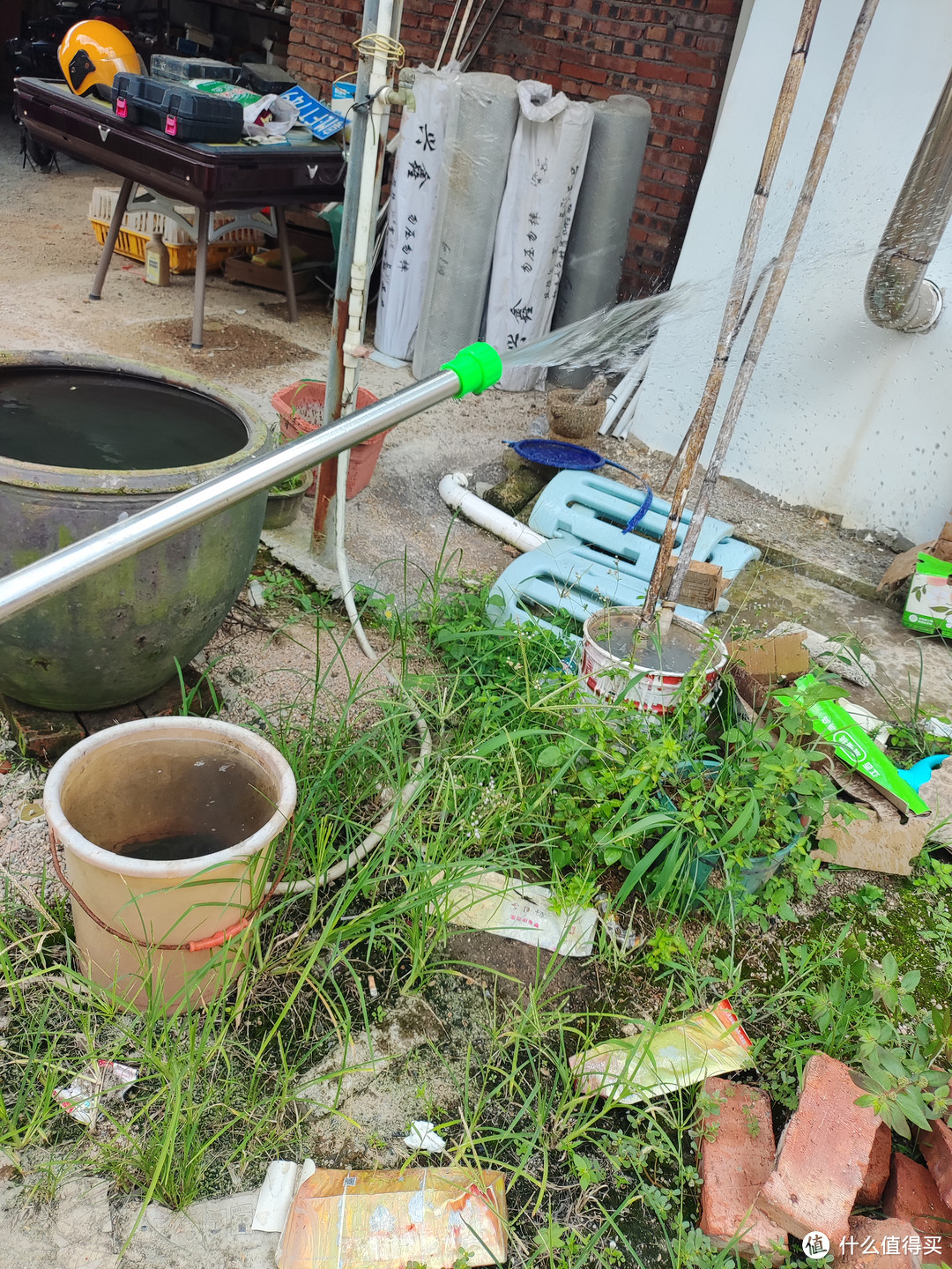 老家浇花喷水的喷水枪,给小孩玩很有兴趣。