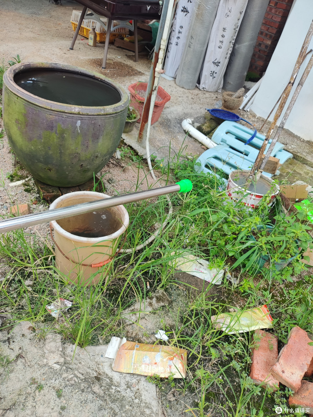 老家浇花喷水的喷水枪,给小孩玩很有兴趣。