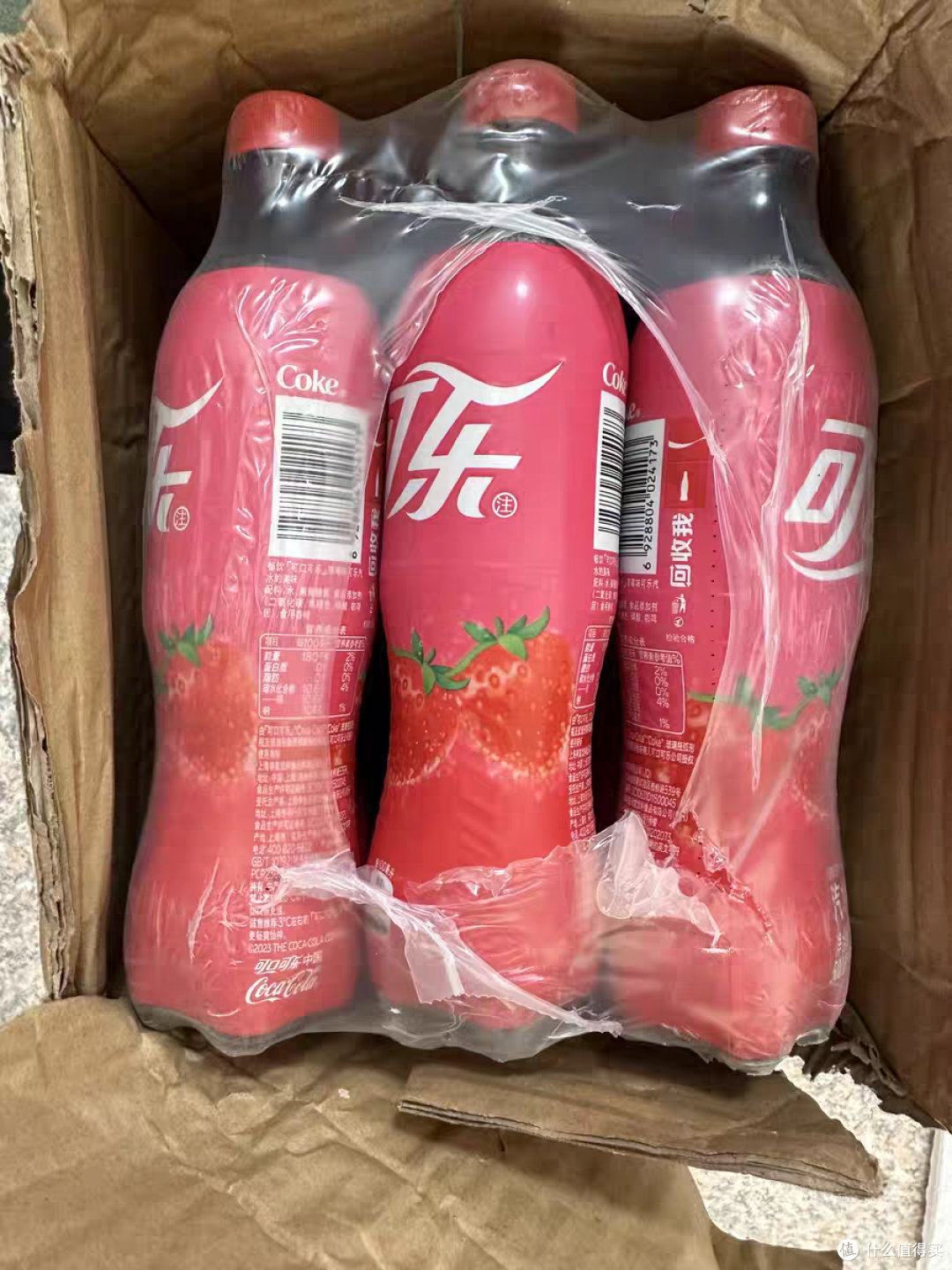 草莓味的可口可乐看起来很棒