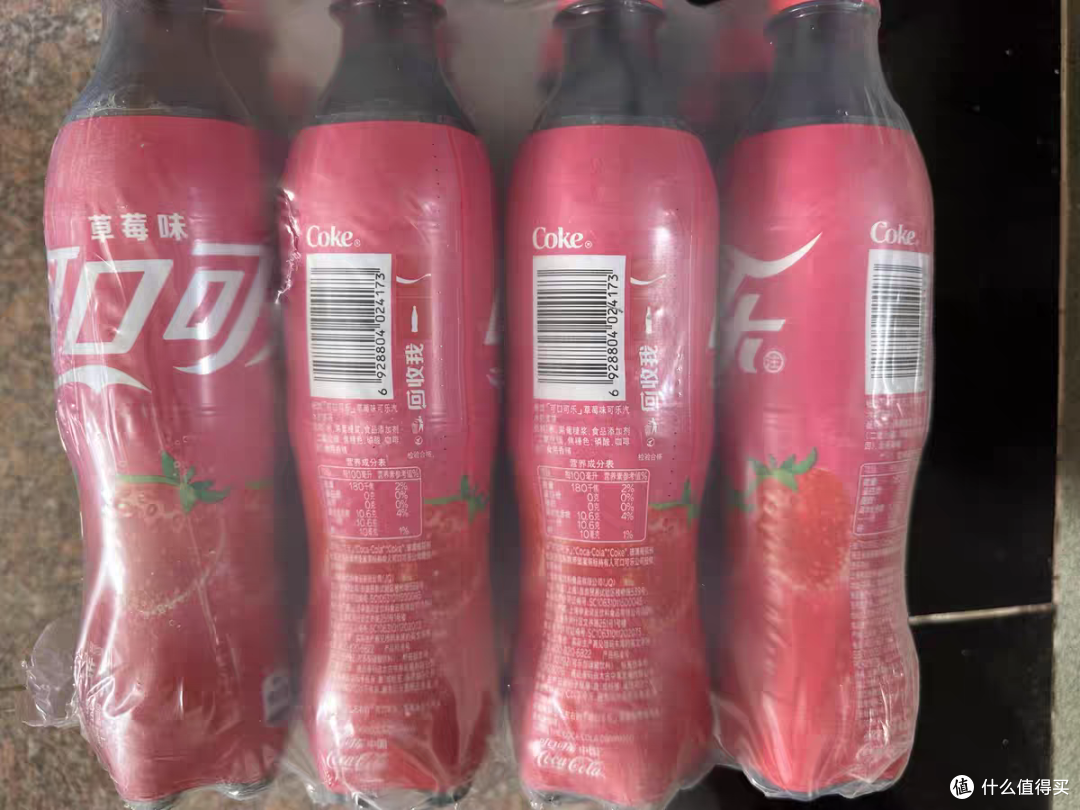 草莓味的可口可乐看起来很棒