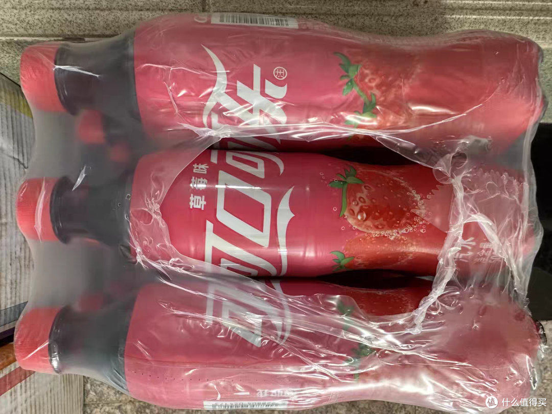 草莓味的可口可乐看起来很棒