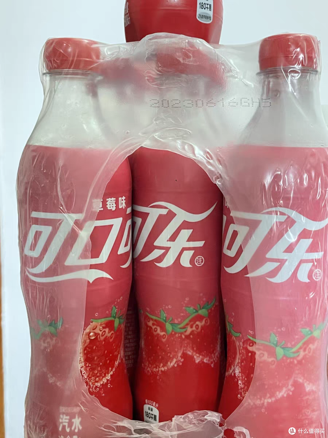 草莓味的可口可乐看起来很棒