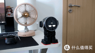 乐天派桌面机器人:让你的办公室变身未来科技展览馆!
