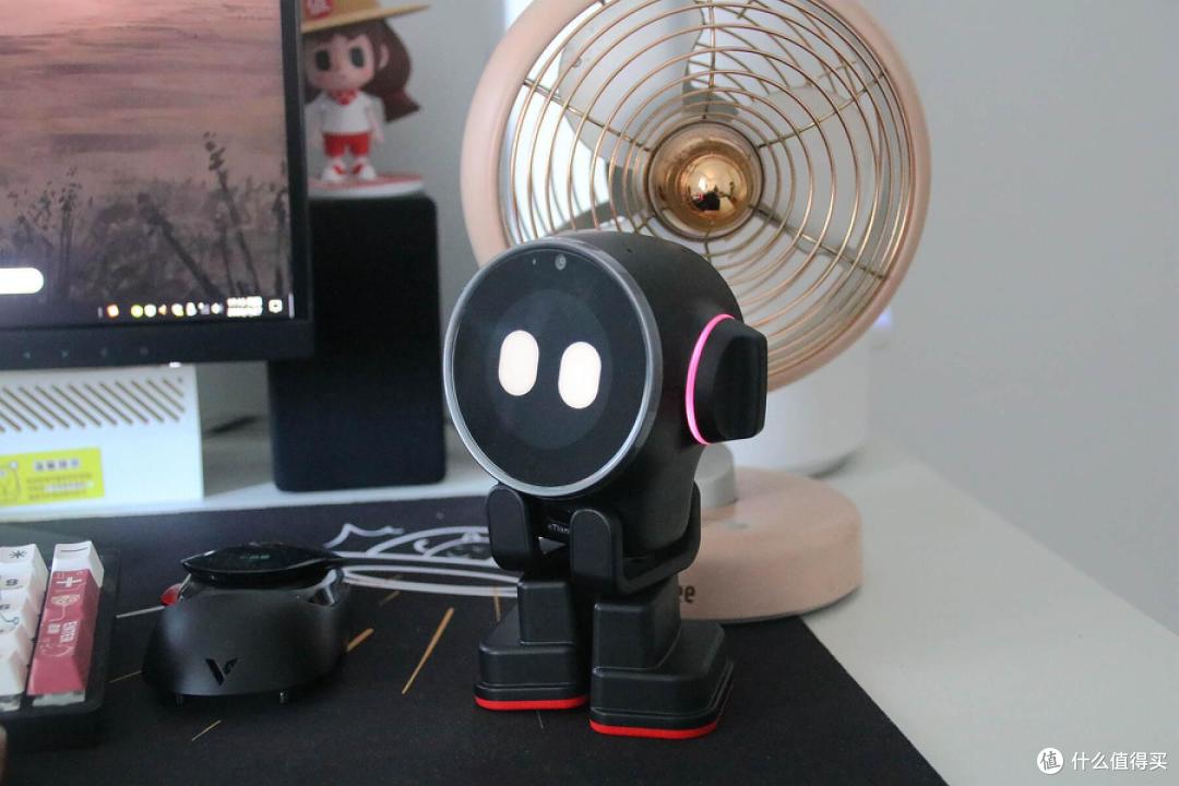 乐天派桌面机器人:让你的办公室变身未来科技展览馆!
