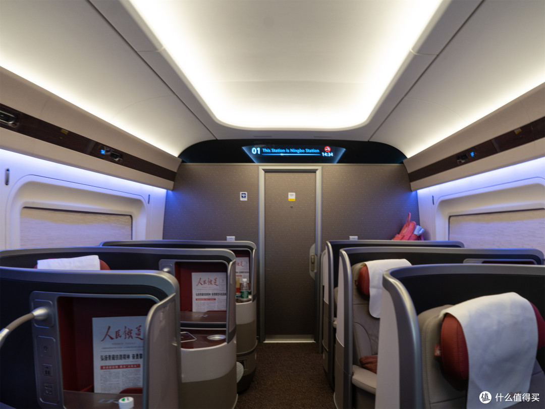 与标准版复兴号动车组相比,智能动车组设备设施更加完善:车厢内设置29