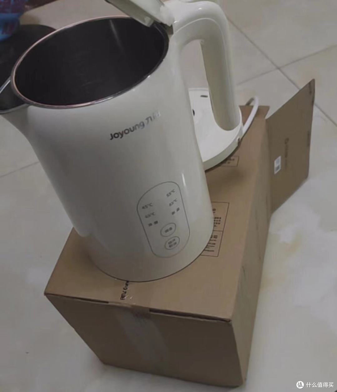 这款白色烧水壶，外观设计简单大方，没有复杂的色彩搭配，感觉千净整洁，而且材质也很有质感，内置食品