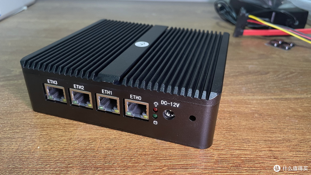 正面四个2.5g网卡以及电源硬盘指示灯,一个dc12v 5525接口