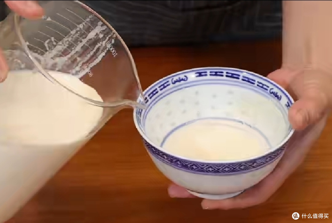 用牛奶在家做双皮奶,这个夏天你也可以试一试