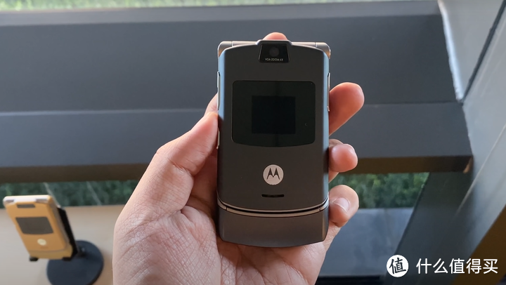 华为、三星和Moto哪家强?选择竖版折叠屏手机,看完本文再做决定