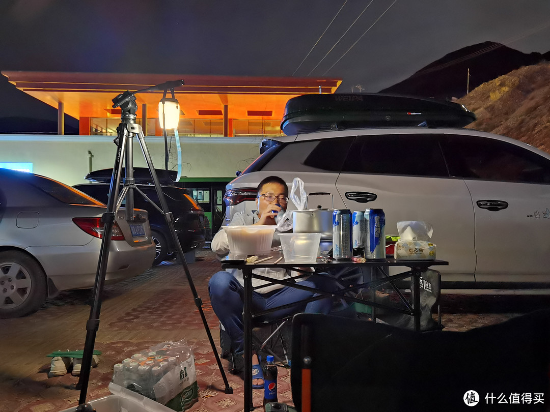 昌都市八宿县停车场，与路上遇见的小伙伴晚上小酌一杯。