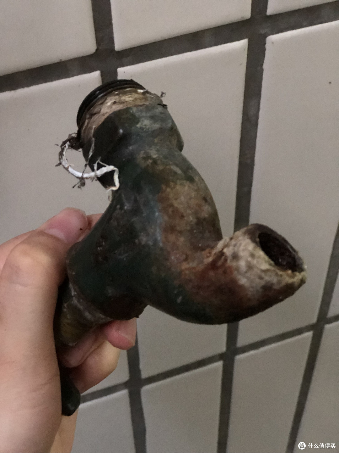 拿起来拍个照片，没想到连手掌都沾满了锈渍~