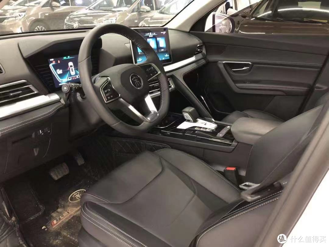 比亚迪宋Pro是中国汽车制造商比亚迪于2018年推出的一款中型家用车型