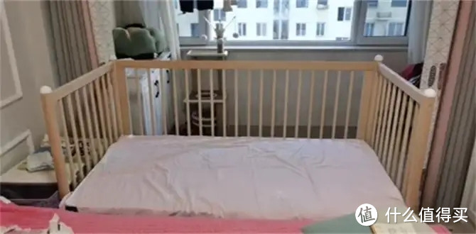 巴布豆拼接婴儿床，无缝拼接大床更加安全
