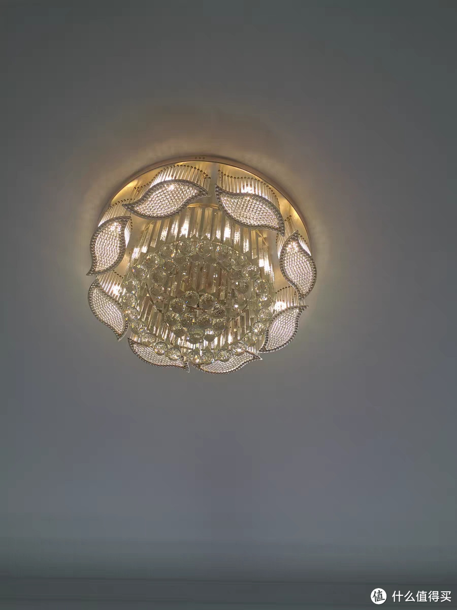 现代客厅水晶吸顶灯：点亮生活的艺术品