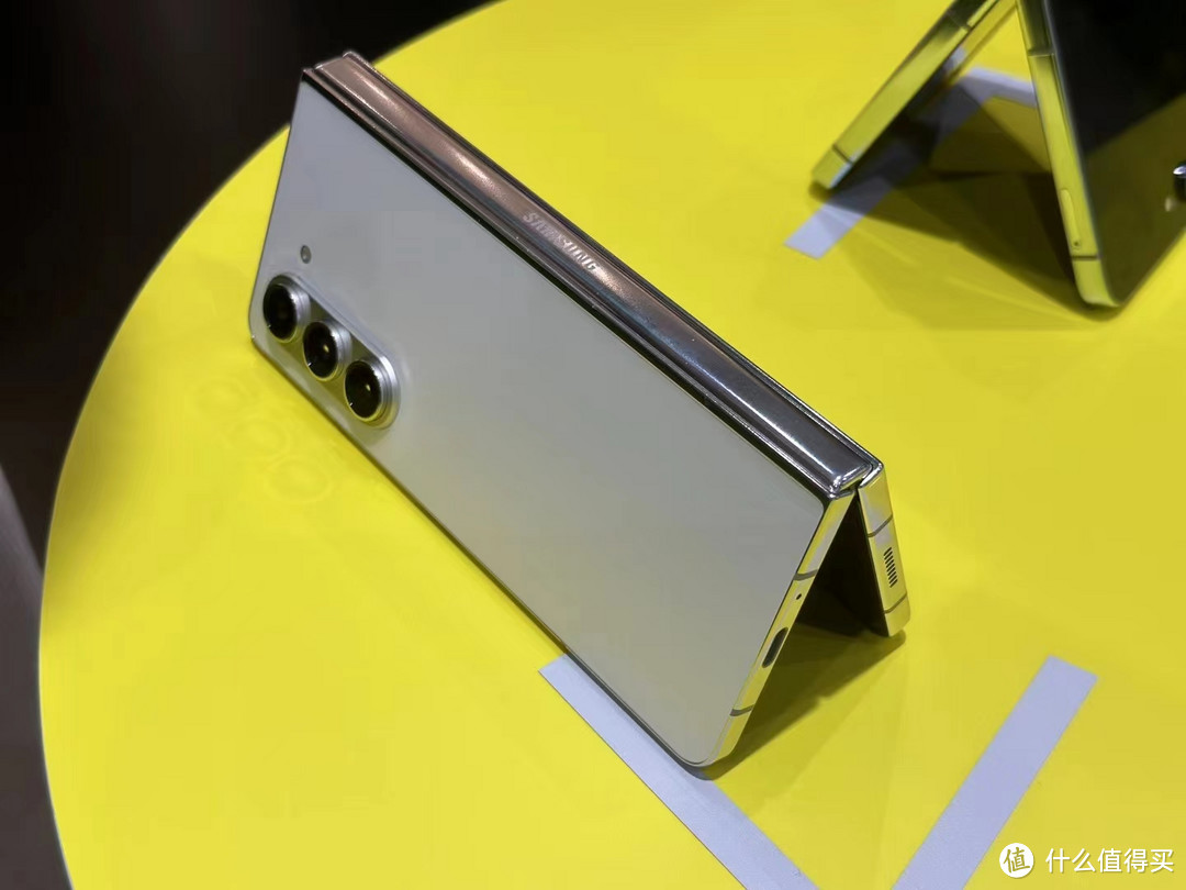 三星更新大折叠手机Galaxy Z Fold5售价12999元起！面对折叠机鼻祖的新品你会动心吗？