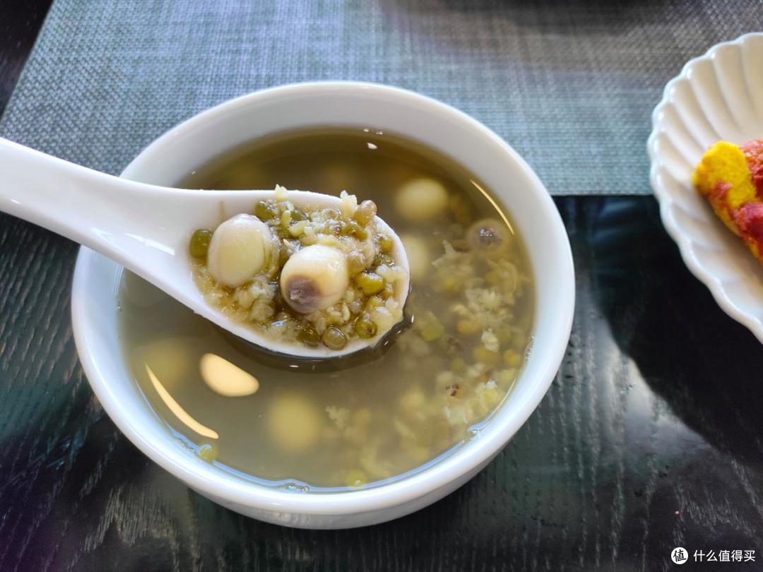 老婆偷懒做早餐,说有“2条鱼”,老公一看笑抽了,哈哈!
