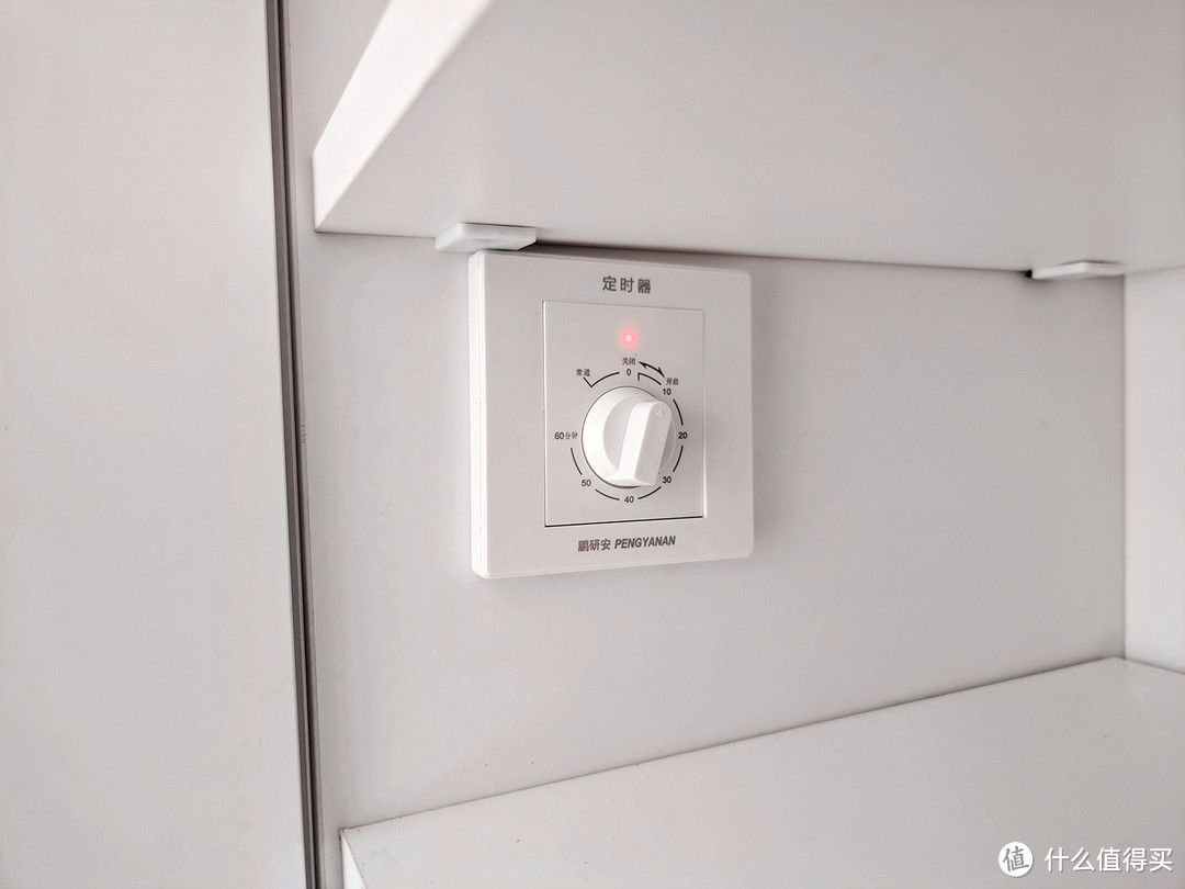 排气扇的定时开关也做在柜子里了，一般情况拧到普通挡位，长期开启。省电貌似是伪需求。