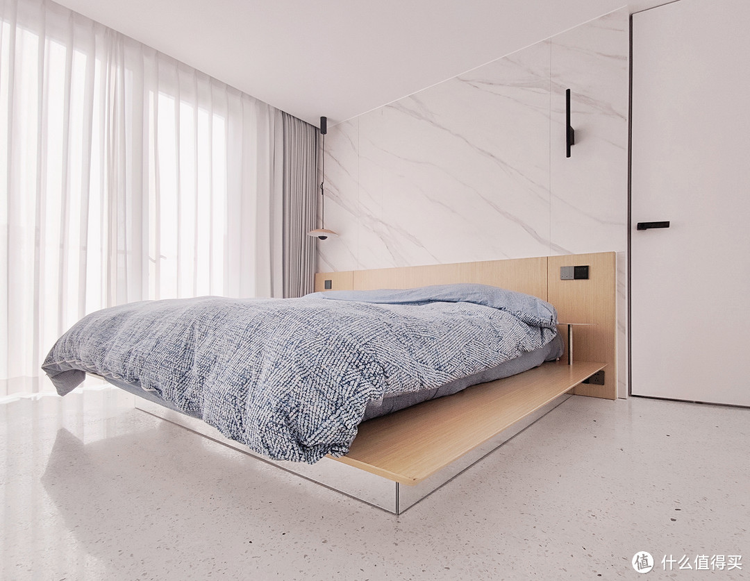 卧室的主角，唯一的暖色是这张床，自己设计和定制完成。