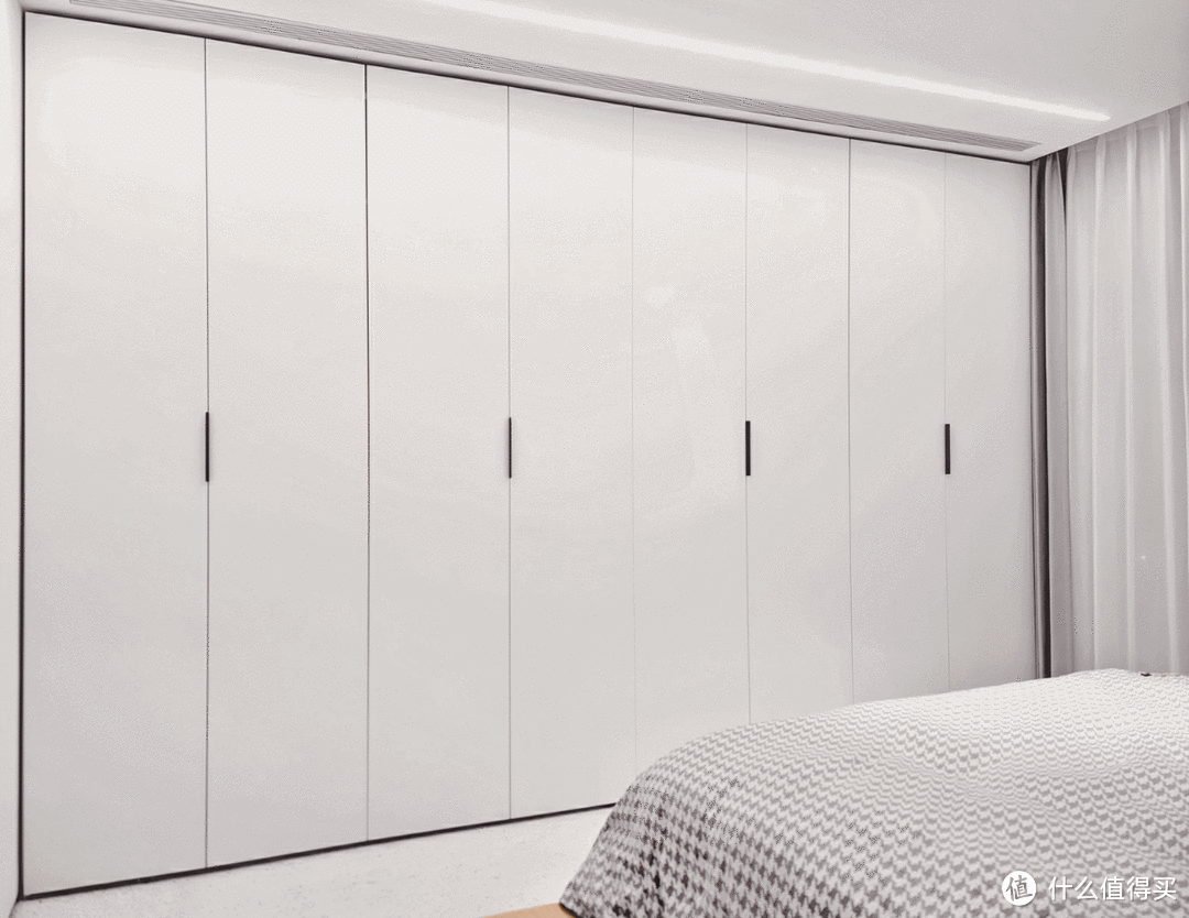 3.6米长，衣柜门是折叠全拉式的，换衣服的适合比较爽。