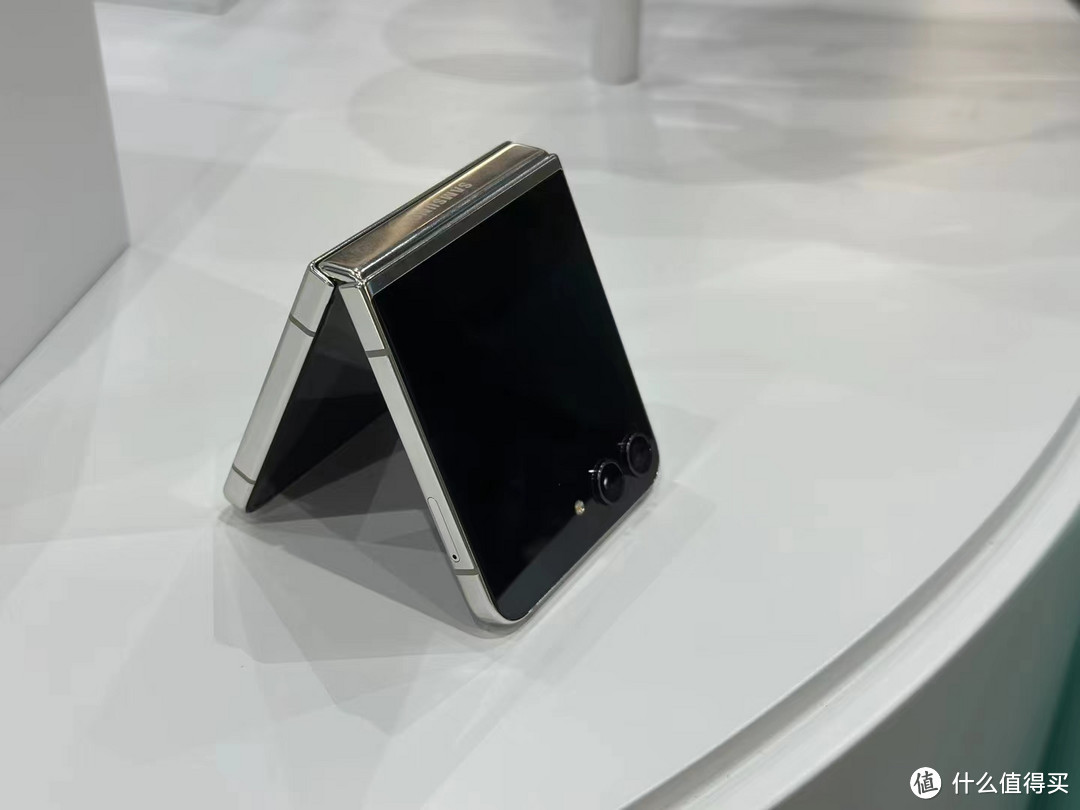 三星最新一代美丽小折叠Galaxy Z Flip5售价7499元起到底值不值得买？