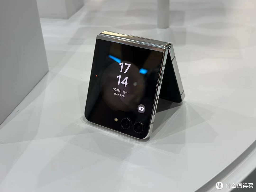 三星最新一代美丽小折叠Galaxy Z Flip5售价7499元起到底值不值得买？