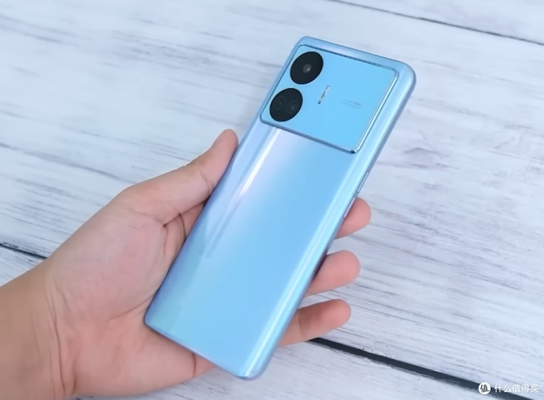 真我“一战成名”，100万跑分+5500mAh+100W，12G+256G仅1950元