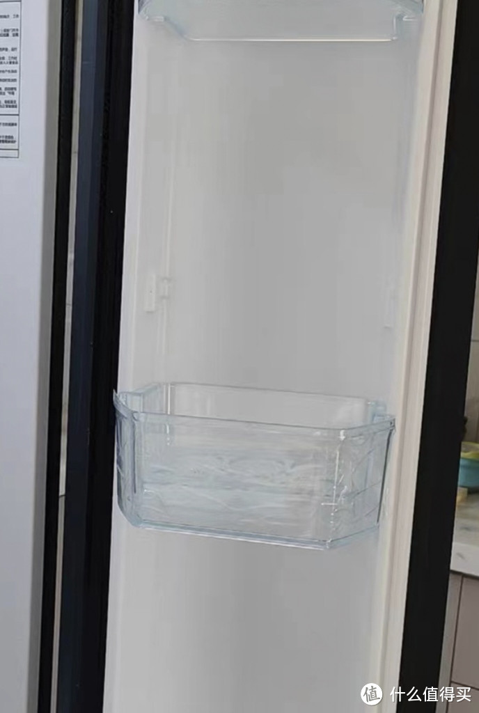 冰箱是家庭中常见的电器之一，用于储存食物和保持其新鲜