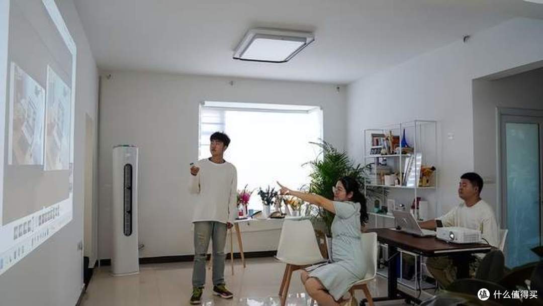 预算1万元,工作室选择办公投影仪还是会议平板?