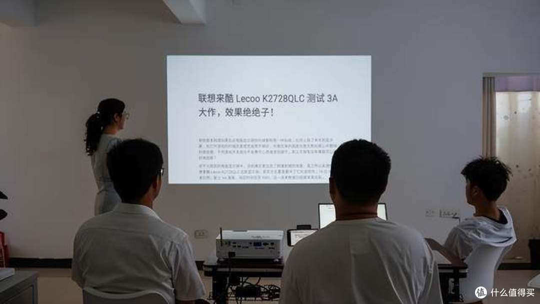 预算1万元,工作室选择办公投影仪还是会议平板?