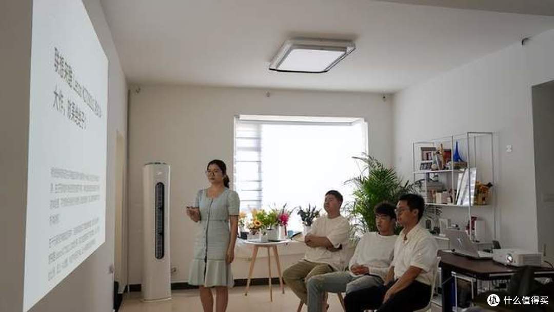 预算1万元,工作室选择办公投影仪还是会议平板?